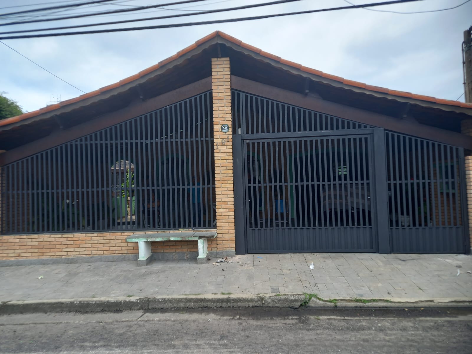 Portão de aço moderno